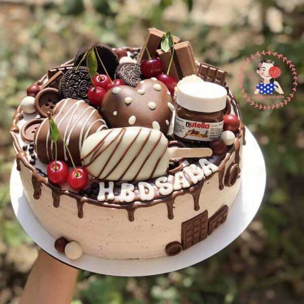 کیک تولد خامه ای با تزیین شکلات و بستنی چوبی